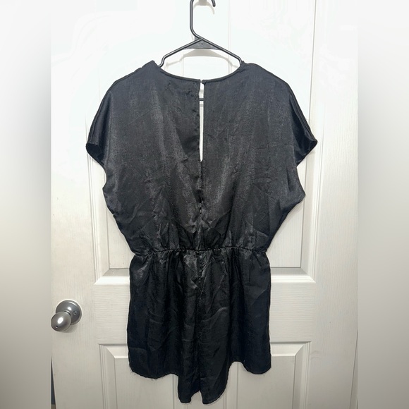 UO Lena Surplice Satin Romper Black Size M - Picture 4 of 4